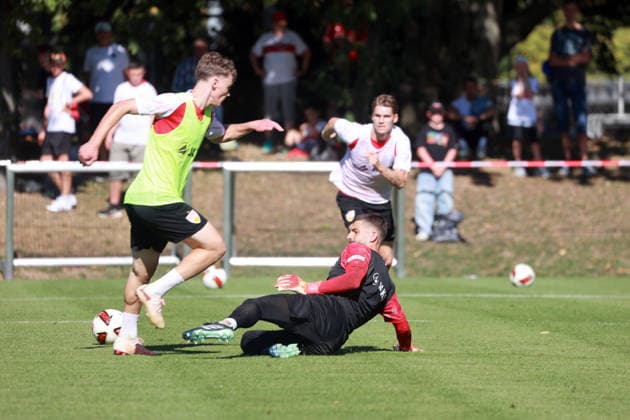 15.09.26 VfB Stuttgart Training Deutschland, Stuttgart, 15.09.2026, Fussball, Bundesliga, Saison 2026 2027, VfB Stuttgart Training: v.l. Yanik Spalt, Fabian Bredlow.