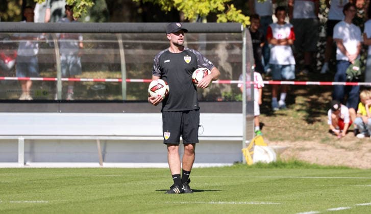 15.09.26 VfB Stuttgart Training Deutschland, Stuttgart, 15.09.2026, Fussball, Bundesliga, Saison 2026 2027, VfB Stuttgart Training: Sebastian Hoeneß (Trainer).