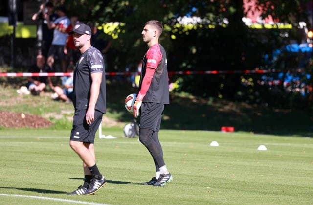 15.09.26 VfB Stuttgart Training Deutschland, Stuttgart, 15.09.2026, Fussball, Bundesliga, Saison 2026 2027, VfB Stuttgart Training: v.l. Sebastian Hoeneß (Trainer), Fabian Bredlow.