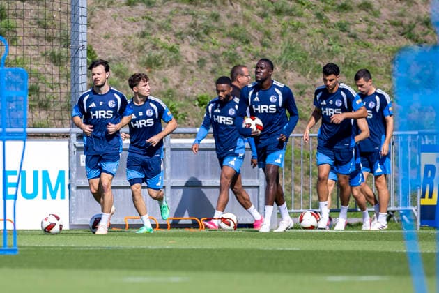 15.09.2026, Fussball, Training des FC Schalke 04. v. l. Adrian Gantenbein (FC Schalke 04), Vitalie Becker (FC Schalke 04), Moussa Sylla (FC Schalke 04), Bryan Lasme (FC Schalke 04), Mertcan Ayhan (FC Schalke 04), Ron Schallenberg (FC Schalke 04). Gelsenkirchen Trainingsgelände FC Schalke 04 NRW Deutschland xRHR-FOTO YYx Copyright: RHR-FOTOx RHR-FOTO YY