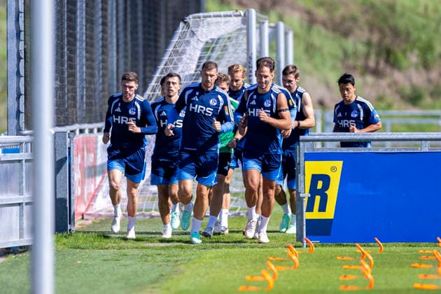 15.09.2026, Fussball, Training des FC Schalke 04. v. l. Robin Gosens (FC Schalke 04), Ron Schallenberg (FC Schalke 04), Edin Dzeko (FC Schalke 04), Timo Becker (FC Schalke 04), Nikola Katic (FC Schalke 04), Maximilian Wöber (FC Schalke 04), Hee-chan Hwang (FC Schalke 04) laufen sich warm. Gelsenkirchen Trainingsgelände FC Schalke 04 NRW Deutschland xRHR-FOTO YYx Copyright: RHR-FOTOx RHR-FOTO YY