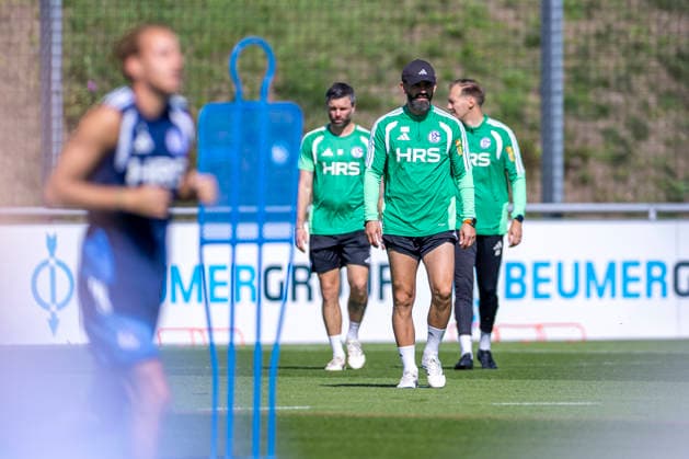 15.09.2026, Fussball, Training des FC Schalke 04. v. l. Co-Trainer Tim Hoogland (FC Schalke 04), Trainer Miron Muslic (FC Schalke 04), Co-Trainer Adin Osmanbasic (FC Schalke 04). Gelsenkirchen Trainingsgelände FC Schalke 04 NRW Deutschland xRHR-FOTO YYx Copyright: RHR-FOTOx RHR-FOTO YY