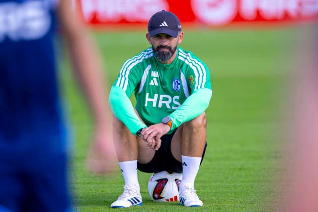 15.09.2026, Fussball, Training des FC Schalke 04. Trainer Miron Muslic (FC Schalke 04) sitzt auf einem Ball. Gelsenkirchen Trainingsgelände FC Schalke 04 NRW Deutschland xRHR-FOTO YYx Copyright: RHR-FOTOx RHR-FOTO YY