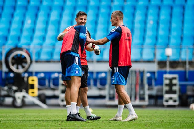 Training Hamburger SV, 15.09.2026 Mario Vuskovic (Hamburger SV, 44) mit Daniel Heuer Fernandes (Hamburger SV, 1), Miro Muheim (Hamburger SV, 28); Fußball, Training, Rückkehr Mario Vuskovic: Training Hamburger SV am 15.09.2026 im Volksparkstadion, Hamburg DFL REGULATIONS PROHIBIT ANY USE OF PHOTOGRAPHS AS IMAGE SEQUENCES AND OR QUASI-VIDEO. Copyright: xBEAUTIFULxSPORTS Tonhäuserx