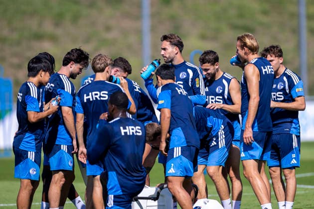15.09.2026, Fussball, Training des FC Schalke 04. Die Spieler des S04 machen einen Trinkpause. Gelsenkirchen Trainingsgelände FC Schalke 04 NRW Deutschland xRHR-FOTO YYx Copyright: RHR-FOTOx RHR-FOTO YY
