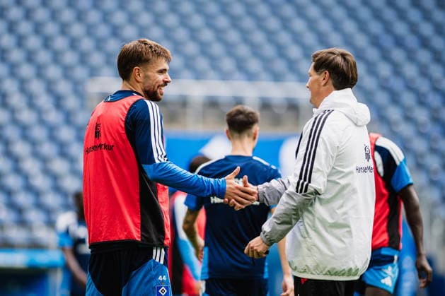 Training Hamburger SV, 15.09.2026 Mario Vuskovic (Hamburger SV, 44) mit Merlin Polzin (Trainer Hamburger SV); Fußball, Training, Rückkehr Mario Vuskovic: Training Hamburger SV am 15.09.2026 im Volksparkstadion, Hamburg DFL REGULATIONS PROHIBIT ANY USE OF PHOTOGRAPHS AS IMAGE SEQUENCES AND OR QUASI-VIDEO. Copyright: xBEAUTIFULxSPORTS Tonhäuserx