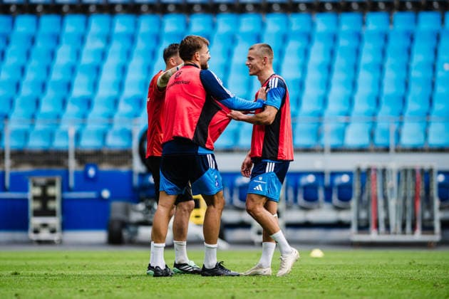 Training Hamburger SV, 15.09.2026 Mario Vuskovic (Hamburger SV, 44) mit Daniel Heuer Fernandes (Hamburger SV, 1), Miro Muheim (Hamburger SV, 28); Fußball, Training, Rückkehr Mario Vuskovic: Training Hamburger SV am 15.09.2026 im Volksparkstadion, Hamburg DFL REGULATIONS PROHIBIT ANY USE OF PHOTOGRAPHS AS IMAGE SEQUENCES AND OR QUASI-VIDEO. Copyright: xBEAUTIFULxSPORTS Tonhäuserx