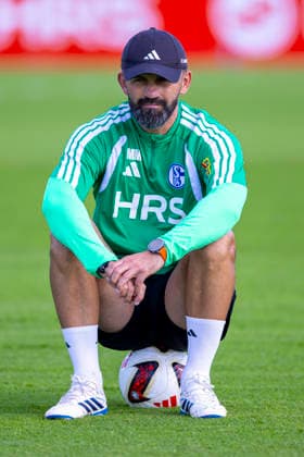 15.09.2026, Fussball, Training des FC Schalke 04. Trainer Miron Muslic (FC Schalke 04) sitzt auf einem Ball. Gelsenkirchen Trainingsgelände FC Schalke 04 NRW Deutschland xRHR-FOTO YYx Copyright: RHR-FOTOx RHR-FOTO YY