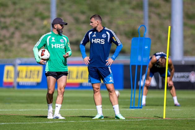 15.09.2026, Fussball, Training des FC Schalke 04. v. l. Trainer Miron Muslic (FC Schalke 04), Edin Dzeko (FC Schalke 04). Gelsenkirchen Trainingsgelände FC Schalke 04 NRW Deutschland xRHR-FOTO YYx Copyright: RHR-FOTOx RHR-FOTO YY