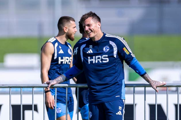 15.09.2026, Fussball, Training des FC Schalke 04. Torwart Kevin Müller (FC Schalke 04) lacht. Gelsenkirchen Trainingsgelände FC Schalke 04 NRW Deutschland xRHR-FOTO YYx Copyright: RHR-FOTOx RHR-FOTO YY