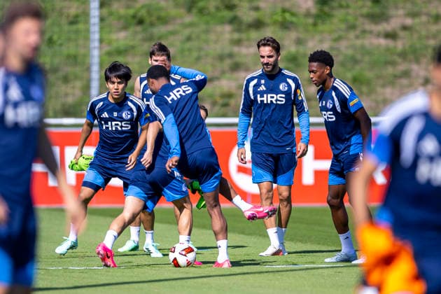 15.09.2026, Fussball, Training des FC Schalke 04. v. l. Satoshi Tanaka (FC Schalke 04), Kenan Karaman (FC Schalke 04), Junior Adamu (FC Schalke 04) spielen Rondo. Gelsenkirchen Trainingsgelände FC Schalke 04 NRW Deutschland xRHR-FOTO YYx Copyright: RHR-FOTOx RHR-FOTO YY