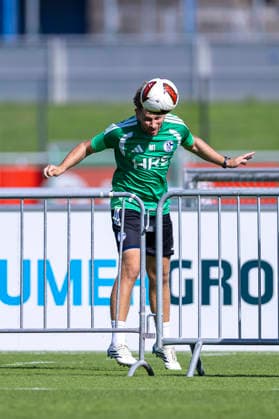 15.09.2026, Fussball, Training des FC Schalke 04. Reha-Trainer Marc Thum (FC Schalke 04) spielt Fussballtennis. Gelsenkirchen Trainingsgelände FC Schalke 04 NRW Deutschland xRHR-FOTO YYx Copyright: RHR-FOTOx RHR-FOTO YY