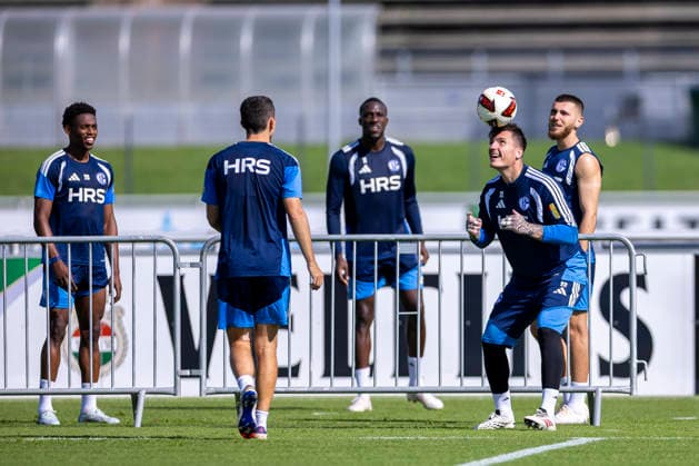 15.09.2026, Fussball, Training des FC Schalke 04. v. l. Junior Adamu (FC Schalke 04), Ron Schallenberg (FC Schalke 04), Bryan Lasme (FC Schalke 04), Torwart Kevin Müller (FC Schalke 04), Hasan Kurucay (FC Schalke 04) spielen Fussballtennis. Gelsenkirchen Trainingsgelände FC Schalke 04 NRW Deutschland xRHR-FOTO YYx Copyright: RHR-FOTOx RHR-FOTO YY