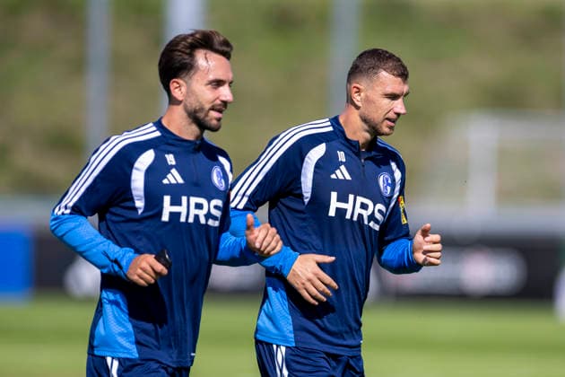 15.09.2026, Fussball, Training des FC Schalke 04. v. l. Kenan Karaman (FC Schalke 04), Edin Dzeko (FC Schalke 04). Gelsenkirchen Trainingsgelände FC Schalke 04 NRW Deutschland xRHR-FOTO YYx Copyright: RHR-FOTOx RHR-FOTO YY