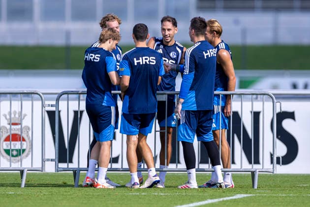 15.09.2026, Fussball, Training des FC Schalke 04. v. l. Finn Porath (FC Schalke 04), Ron Schallenberg (FC Schalke 04), Nikola Katic (FC Schalke 04), Torwart Kevin Müller (FC Schalke 04), Timo Becker (FC Schalke 04). Gelsenkirchen Trainingsgelände FC Schalke 04 NRW Deutschland xRHR-FOTO YYx Copyright: RHR-FOTOx RHR-FOTO YY