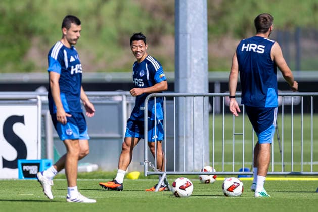 15.09.2026, Fussball, Training des FC Schalke 04. Hee-chan Hwang (FC Schalke 04) lacht. Gelsenkirchen Trainingsgelände FC Schalke 04 NRW Deutschland xRHR-FOTO YYx Copyright: RHR-FOTOx RHR-FOTO YY