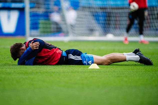 Training Hamburger SV, 15.09.2026 Mario Vuskovic (Hamburger SV, 44) ist wieder im Training, liegt am Boden; Fußball, Training, Rückkehr Mario Vuskovic: Training Hamburger SV am 15.09.2026 im Volksparkstadion, Hamburg DFL REGULATIONS PROHIBIT ANY USE OF PHOTOGRAPHS AS IMAGE SEQUENCES AND OR QUASI-VIDEO. Copyright: xBEAUTIFULxSPORTS Tonhäuserx