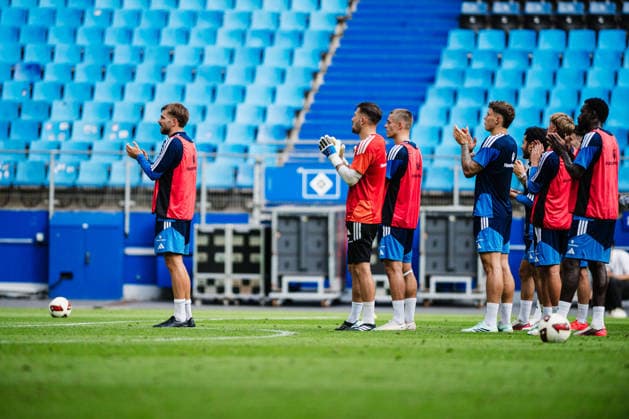 Training Hamburger SV, 15.09.2026 Mario Vuskovic (Hamburger SV, 44) ist wieder im Training, klatscht zu den Fans, dahinter die Mannschaft; Fußball, Training, Rückkehr Mario Vuskovic: Training Hamburger SV am 15.09.2026 im Volksparkstadion, Hamburg DFL REGULATIONS PROHIBIT ANY USE OF PHOTOGRAPHS AS IMAGE SEQUENCES AND OR QUASI-VIDEO. Copyright: xBEAUTIFULxSPORTS Tonhäuserx