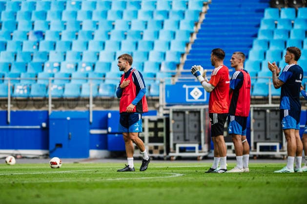 Training Hamburger SV, 15.09.2026 Mario Vuskovic (Hamburger SV, 44) ist wieder im Training, klatscht zu den Fans, dahinter die Mannschaft; Fußball, Training, Rückkehr Mario Vuskovic: Training Hamburger SV am 15.09.2026 im Volksparkstadion, Hamburg DFL REGULATIONS PROHIBIT ANY USE OF PHOTOGRAPHS AS IMAGE SEQUENCES AND OR QUASI-VIDEO. Copyright: xBEAUTIFULxSPORTS Tonhäuserx