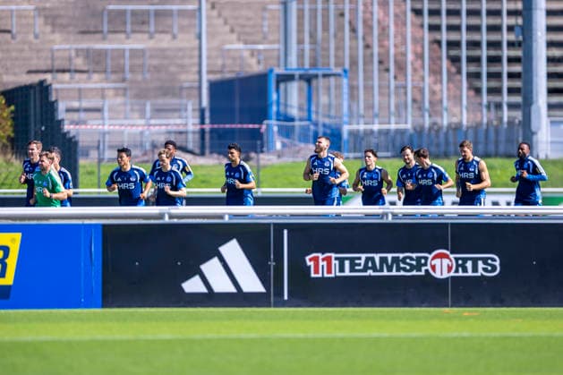 15.09.2026, Fussball, Training des FC Schalke 04. Die Spieler des S04 laufen sich warm. Gelsenkirchen Trainingsgelände FC Schalke 04 NRW Deutschland xRHR-FOTO YYx Copyright: RHR-FOTOx RHR-FOTO YY