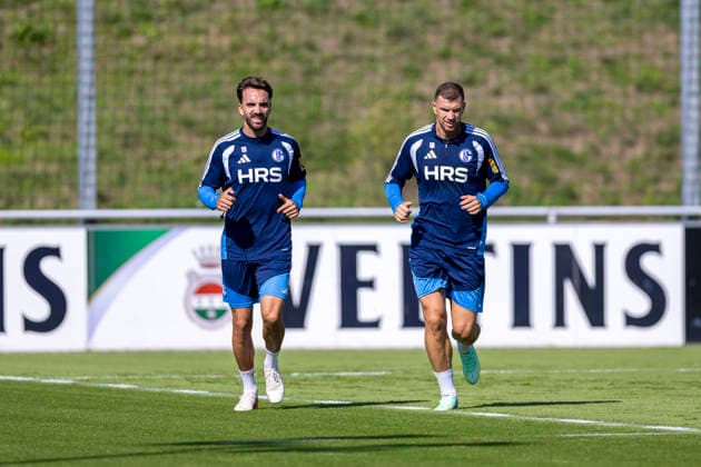 15.09.2026, Fussball, Training des FC Schalke 04. v. l. Kenan Karaman (FC Schalke 04), Edin Dzeko (FC Schalke 04). Gelsenkirchen Trainingsgelände FC Schalke 04 NRW Deutschland xRHR-FOTO YYx Copyright: RHR-FOTOx RHR-FOTO YY