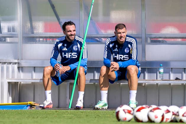 15.09.2026, Fussball, Training des FC Schalke 04. v. l. Kenan Karaman (FC Schalke 04), Edin Dzeko (FC Schalke 04) sitzen auf der Bank. Gelsenkirchen Trainingsgelände FC Schalke 04 NRW Deutschland xRHR-FOTO YYx Copyright: RHR-FOTOx RHR-FOTO YY