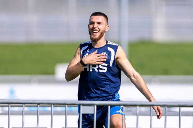 15.09.2026, Fussball, Training des FC Schalke 04. Hasan Kurucay (FC Schalke 04) lacht und jubelt. Gelsenkirchen Trainingsgelände FC Schalke 04 NRW Deutschland xRHR-FOTO YYx Copyright: RHR-FOTOx RHR-FOTO YY