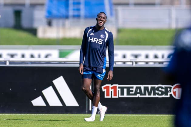 15.09.2026, Fussball, Training des FC Schalke 04. Bryan Lasme (FC Schalke 04) lacht. Gelsenkirchen Trainingsgelände FC Schalke 04 NRW Deutschland xRHR-FOTO YYx Copyright: RHR-FOTOx RHR-FOTO YY
