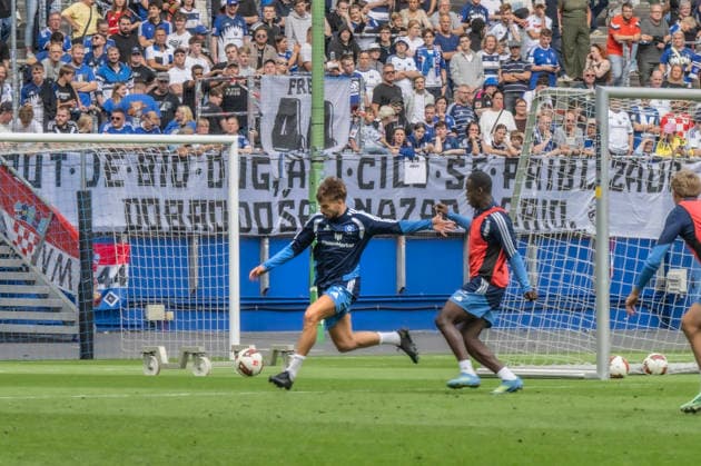 Nach Doping Sperre 1. Training von Mario Vuskovic Hamburger SV Nach Doping Sperre 1. Training von Mario Vuskovic Hamburger SV auf dem Foto gegen Patson Daka Â