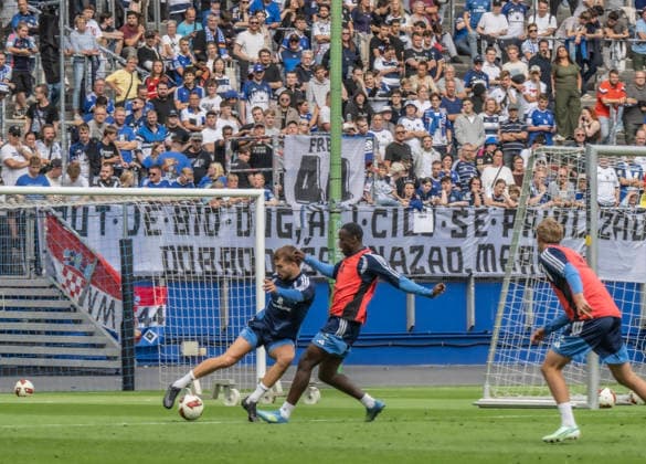 Nach Doping Sperre 1. Training von Mario Vuskovic Hamburger SV Nach Doping Sperre 1. Training von Mario Vuskovic Hamburger SV auf dem Foto gegen Patson Daka Â