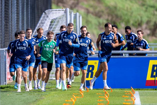 15.09.2026, Fussball, Training des FC Schalke 04. v. l. Robin Gosens (FC Schalke 04), Ron Schallenberg (FC Schalke 04), Timo Becker (FC Schalke 04), Reha-Trainer Marc Thum (FC Schalke 04), Edin Dzeko (FC Schalke 04), Kenan Karaman (FC Schalke 04), Nikola Katic (FC Schalke 04) laufen. Gelsenkirchen Trainingsgelände FC Schalke 04 NRW Deutschland xRHR-FOTO YYx Copyright: RHR-FOTOx RHR-FOTO YY
