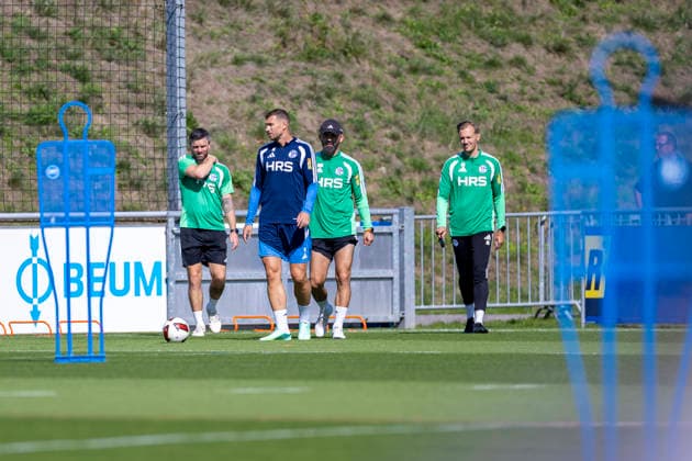 15.09.2026, Fussball, Training des FC Schalke 04. v. l. Co-Trainer Tim Hoogland (FC Schalke 04), Edin Dzeko (FC Schalke 04), Trainer Miron Muslic (FC Schalke 04), Co-Trainer Adin Osmanbasic (FC Schalke 04). Gelsenkirchen Trainingsgelände FC Schalke 04 NRW Deutschland xRHR-FOTO YYx Copyright: RHR-FOTOx RHR-FOTO YY