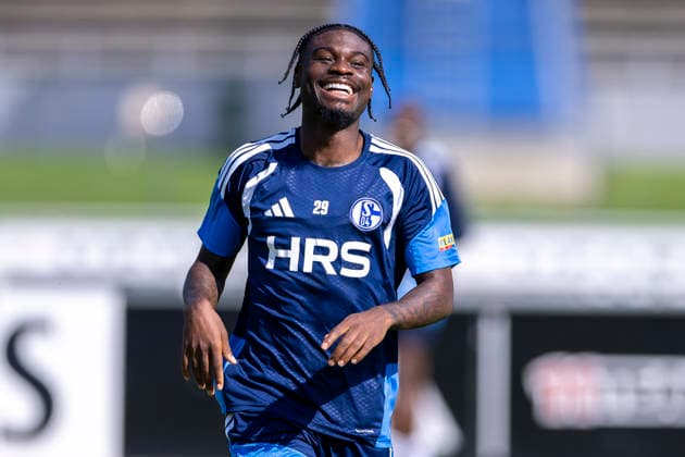 15.09.2026, Fussball, Training des FC Schalke 04. Junior Dina Ebimbe (FC Schalke 04) lacht. Gelsenkirchen Trainingsgelände FC Schalke 04 NRW Deutschland xRHR-FOTO YYx Copyright: RHR-FOTOx RHR-FOTO YY