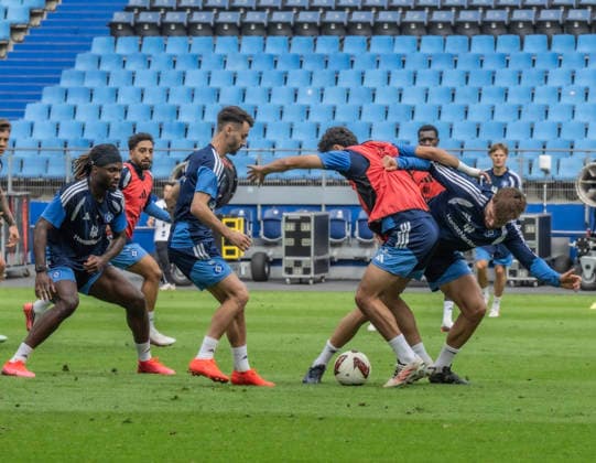 Nach Doping Sperre 1. Training von Mario Vuskovic Hamburger SV Nach Doping Sperre 1. Training von Mario Vuskovic Hamburger SV auf dem Foto gegen im Zweikampf mit Nicola Remberg Terem Moffi und Fabio Vieira schauen zu Â