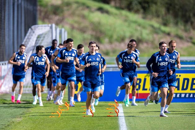 15.09.2026, Fussball, Training des FC Schalke 04. Die Spieler des S04 laufen sich warm. Gelsenkirchen Trainingsgelände FC Schalke 04 NRW Deutschland xRHR-FOTO YYx Copyright: RHR-FOTOx RHR-FOTO YY