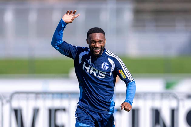 15.09.2026, Fussball, Training des FC Schalke 04. Moussa Sylla (FC Schalke 04) lacht und jubelt. Gelsenkirchen Trainingsgelände FC Schalke 04 NRW Deutschland xRHR-FOTO YYx Copyright: RHR-FOTOx RHR-FOTO YY