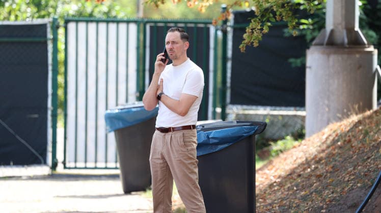 15.09.2026, xrekx, Fussball 2.Bundesliga , 1.FC Kaiserslautern - Training v.l. Marcel Klos Sportdirektor (1.FC Kaiserslautern) mit dem Handy, Smartphone, Telefon Kaiserslautern