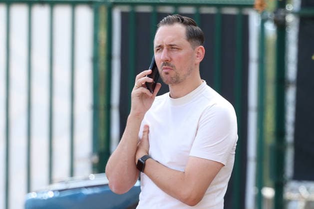 15.09.2026, xrekx, Fussball 2.Bundesliga , 1.FC Kaiserslautern - Training v.l. Marcel Klos Sportdirektor (1.FC Kaiserslautern) mit dem Handy, Smartphone, Telefon Kaiserslautern