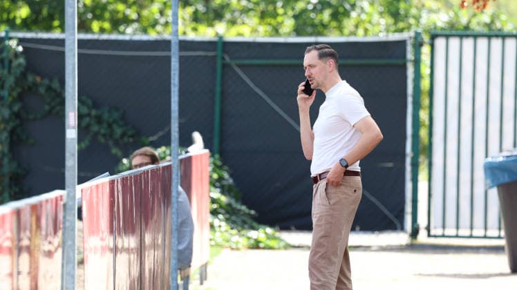 15.09.2026, xrekx, Fussball 2.Bundesliga , 1.FC Kaiserslautern - Training v.l. Marcel Klos Sportdirektor (1.FC Kaiserslautern) mit dem Handy, Smartphone, Telefon Kaiserslautern