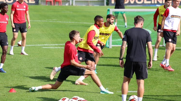 15.09.2026, xrekx, Fussball 2.Bundesliga , 1.FC Kaiserslautern - Training v.l. Mario Sauer (1.FC Kaiserslautern) Kaiserslautern