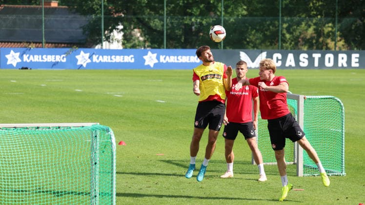 15.09.2026, xrekx, Fussball 2.Bundesliga , 1.FC Kaiserslautern - Training v.l. Simon Asta (1.FC Kaiserslautern) Mika Haas (1.FC Kaiserslautern) Zweikampf, Aktion, action, battle for the ball Kaiserslautern