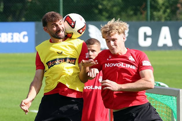 15.09.2026, xrekx, Fussball 2.Bundesliga , 1.FC Kaiserslautern - Training v.l. Simon Asta (1.FC Kaiserslautern) Mika Haas (1.FC Kaiserslautern) Zweikampf, Aktion, action, battle for the ball Kaiserslautern