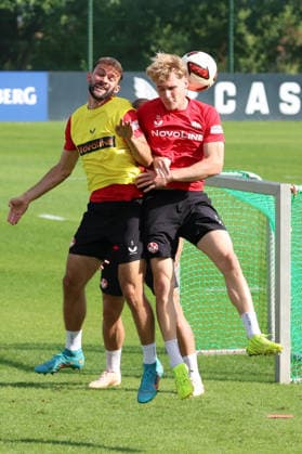 15.09.2026, xrekx, Fussball 2.Bundesliga , 1.FC Kaiserslautern - Training v.l. Simon Asta (1.FC Kaiserslautern) Mika Haas (1.FC Kaiserslautern) Zweikampf, Aktion, action, battle for the ball Kaiserslautern
