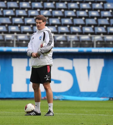 Trainer Merlin Polzin (Hamburger SV) Fussball, Herren, Saison 2026 2027,1.Liga, Volksparkstadion, Hamburger SV , Oeffentliches Training DFL REGULATIONS PROHIBIT ANY USE OF PHOTOGRAPHS AS IMAGE SEQUENCES AND OR QUASI-VIDEO.