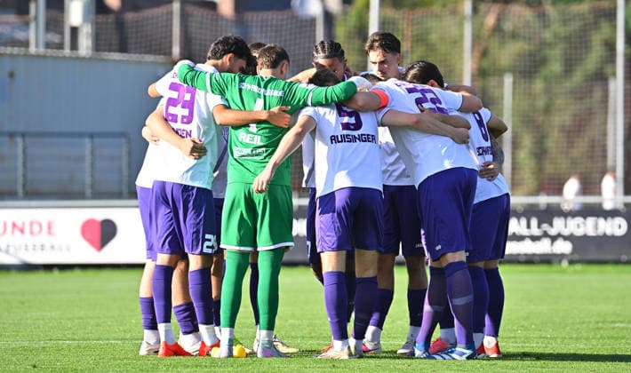 15.09.2025 - Fussball - Saison 2025 2026 - Regionalliga Bayern - 09. Spieltag: 1. FC Nürnberg II FCN ( Club) - TSV Schwaben Augsburg - MeZi - xmexzix - Teamkreis Mannschaft Team Augsburg vor Spielbeginn