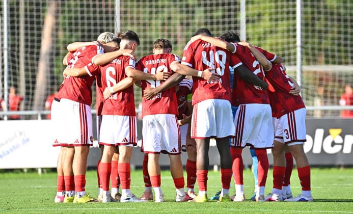 15.09.2025 - Fussball - Saison 2025 2026 - Regionalliga Bayern - 09. Spieltag: 1. FC Nürnberg II FCN ( Club) - TSV Schwaben Augsburg - MeZi - xmexzix - Teamkreis Mannschaft Team Nürnberg vor Spielbeginn