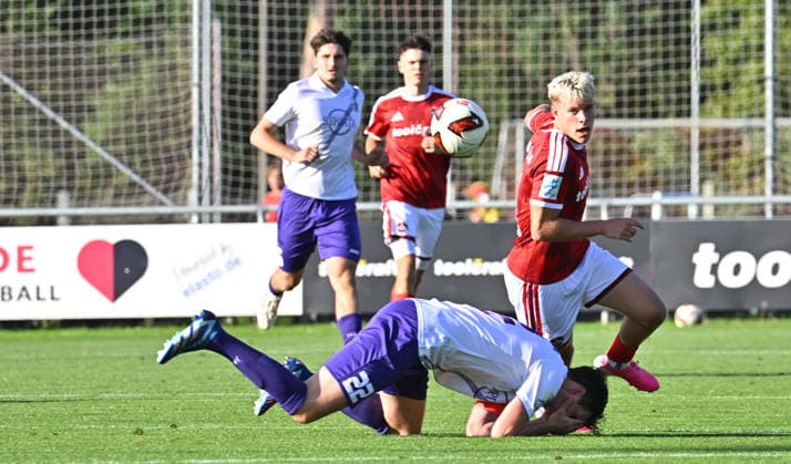 15.09.2025 - Fussball - Saison 2025 2026 - Regionalliga Bayern - 09. Spieltag: 1. FC Nürnberg II FCN ( Club) - TSV Schwaben Augsburg - MeZi - xmexzix - Benedikt Krug (22, Schwaben Augsburg ) Levin Chiumento (9, 1. FC Nürnberg FCN II, rechts )