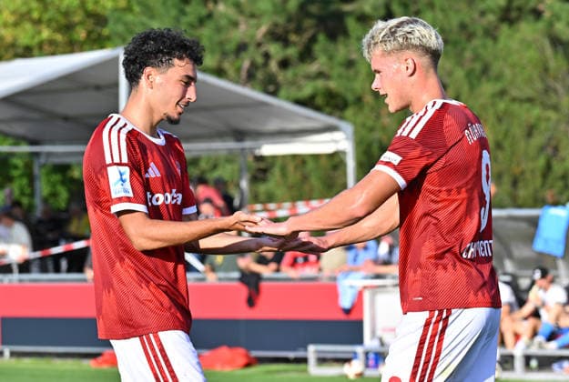 15.09.2025 - Fussball - Saison 2025 2026 - Regionalliga Bayern - 09. Spieltag: 1. FC Nürnberg II FCN ( Club) - TSV Schwaben Augsburg - MeZi - xmexzix - Torjubel Jubel Freude nach Treffer Tor Torschuß zum 1:0 durch Levin Chiumento (9, 1. FC Nürnberg FCN II, rechts ) mit Nizar Üstel Uestel (21, 1. FC Nürnberg FCN II )