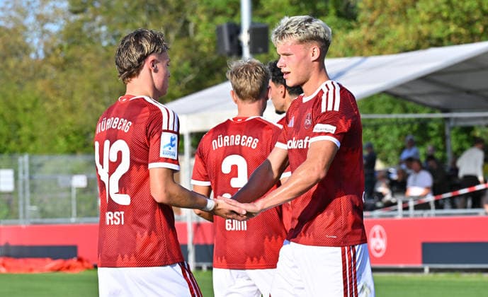 15.09.2025 - Fussball - Saison 2025 2026 - Regionalliga Bayern - 09. Spieltag: 1. FC Nürnberg II FCN ( Club) - TSV Schwaben Augsburg - MeZi - xmexzix - Torjubel Jubel Freude nach Treffer Tor Torschuß zum 1:0 durch Levin Chiumento (9, 1. FC Nürnberg FCN II ) mit Luca Horst (42, 1. FC Nürnberg FCN II, links )