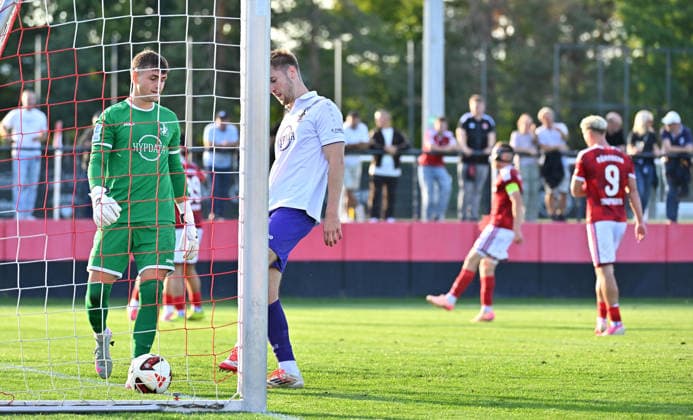 15.09.2025 - Fussball - Saison 2025 2026 - Regionalliga Bayern - 09. Spieltag: 1. FC Nürnberg II FCN ( Club) - TSV Schwaben Augsburg - MeZi - xmexzix - Maximilian Reil (1, Schwaben Augsburg ) Jakob Krauss (6, Schwaben Augsburg ) enttäuscht Enttäuschung nach Gegentor Tor zum 3:0